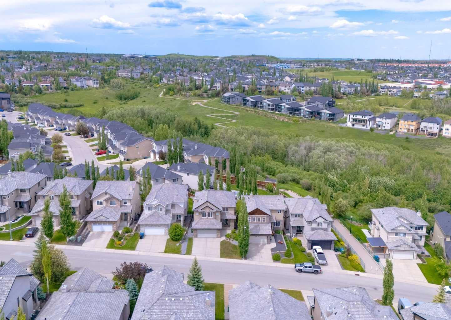 98 Royal Ridge Mount NW