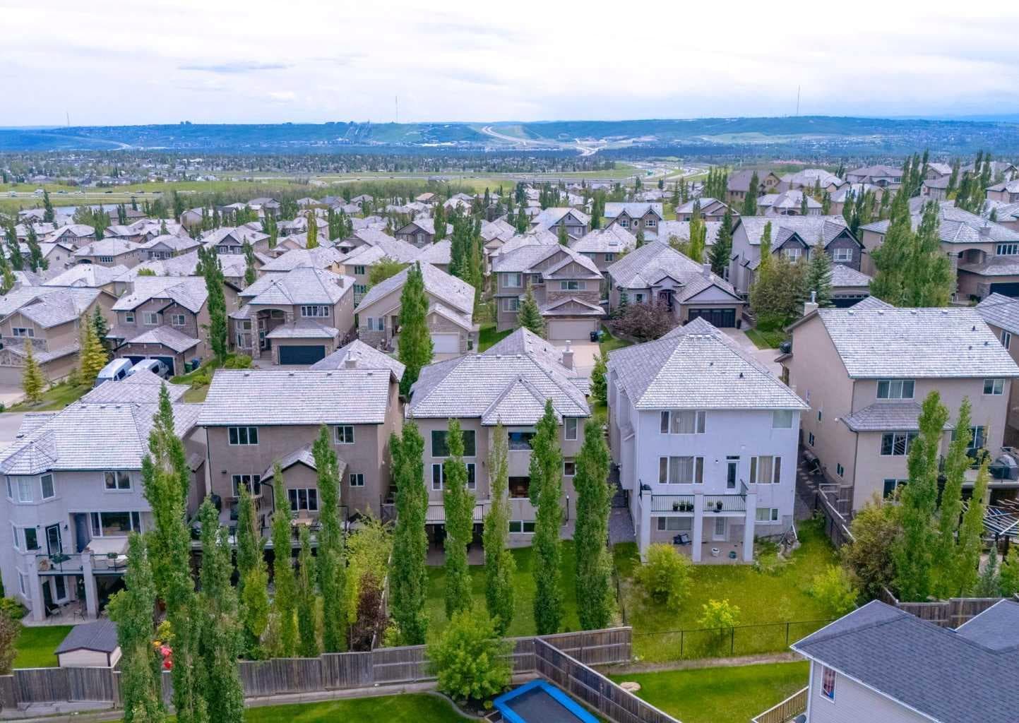 98 Royal Ridge Mount NW