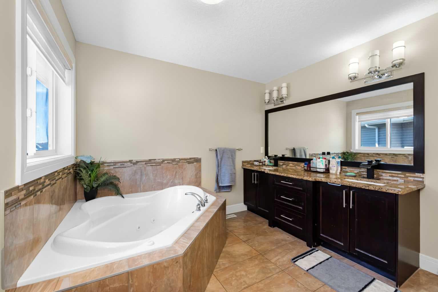 30 Saddlelake View NE