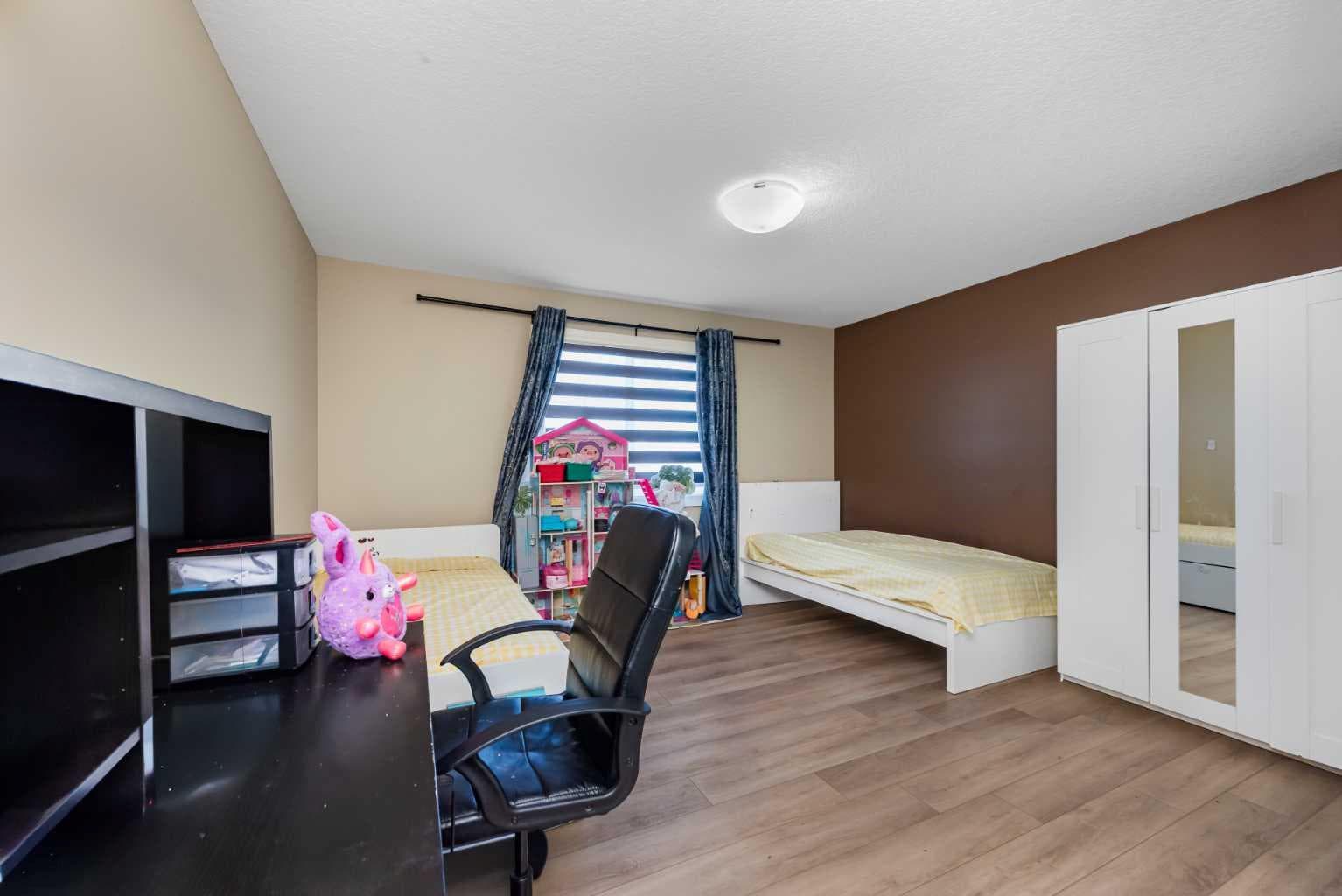 30 Saddlelake View NE