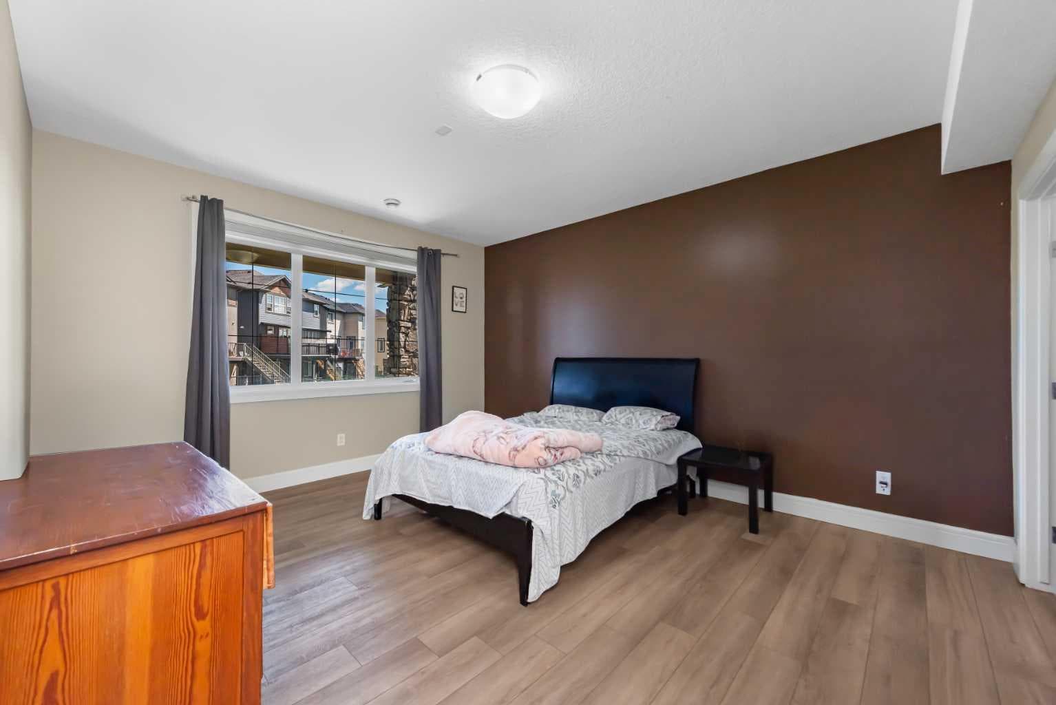 30 Saddlelake View NE