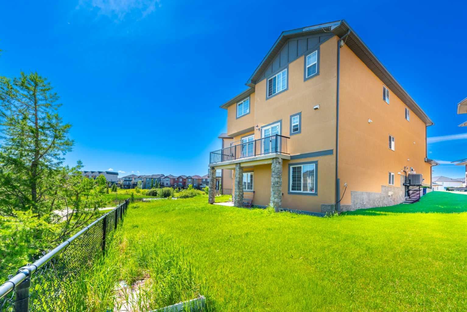 30 Saddlelake View NE