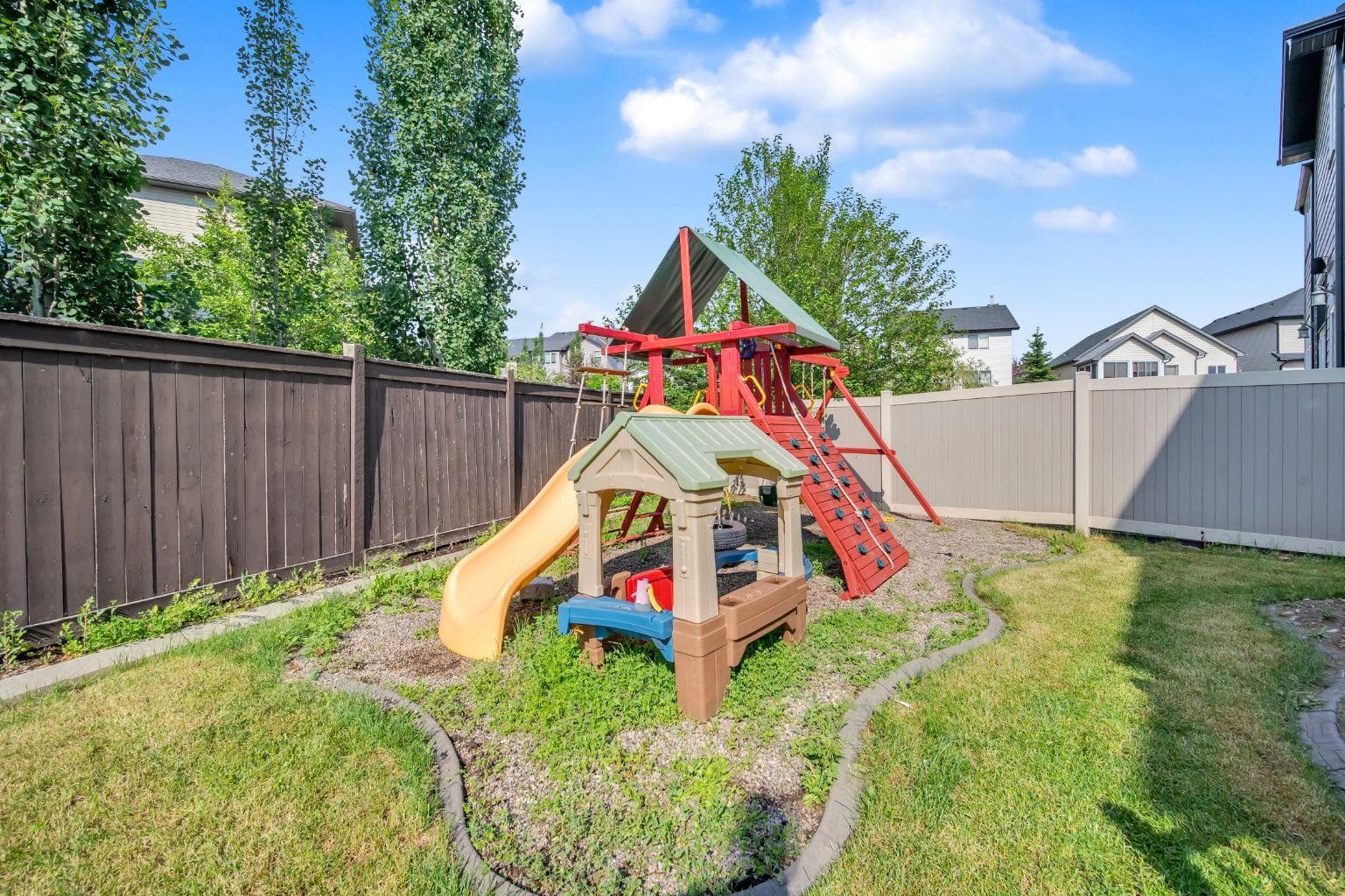 1182 Kingston Crescent SE