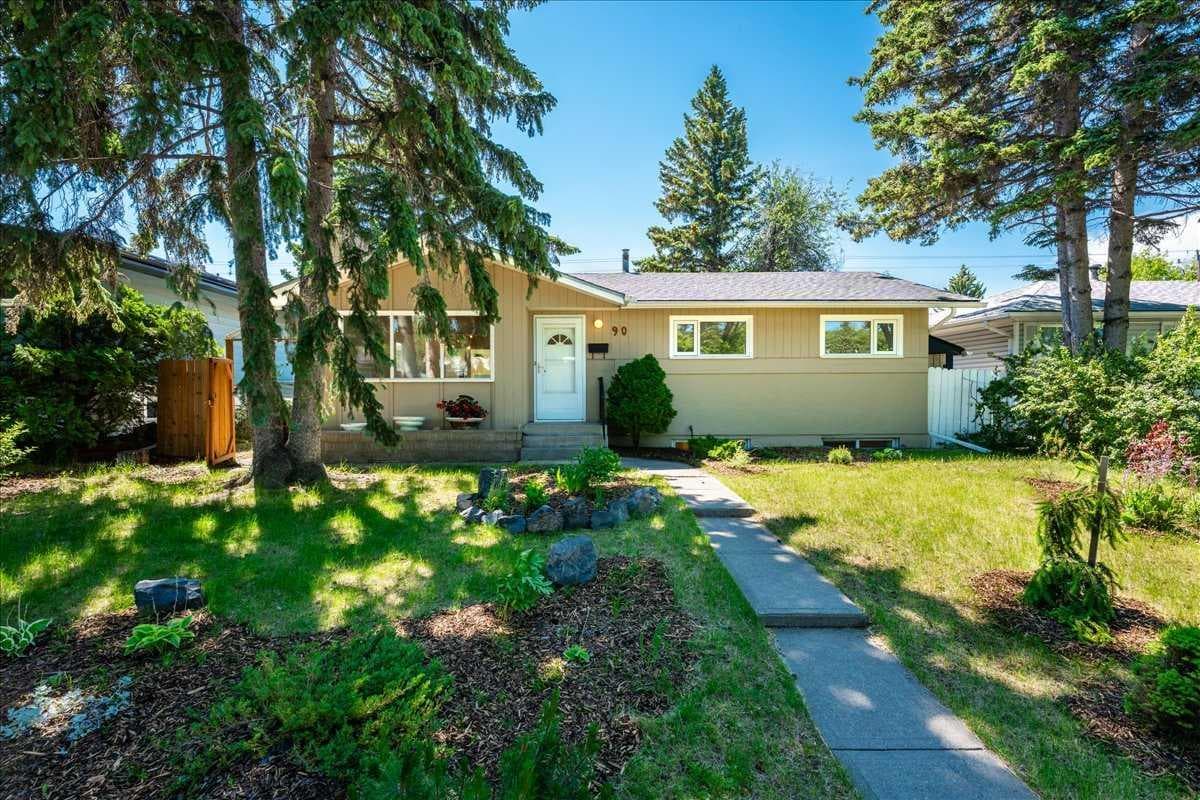 90 Armstrong Crescent SE