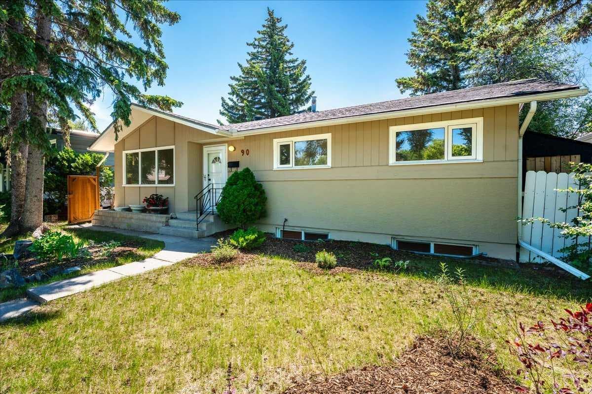 90 Armstrong Crescent SE
