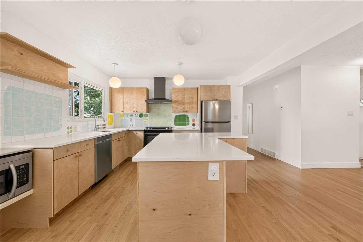 90 Armstrong Crescent SE