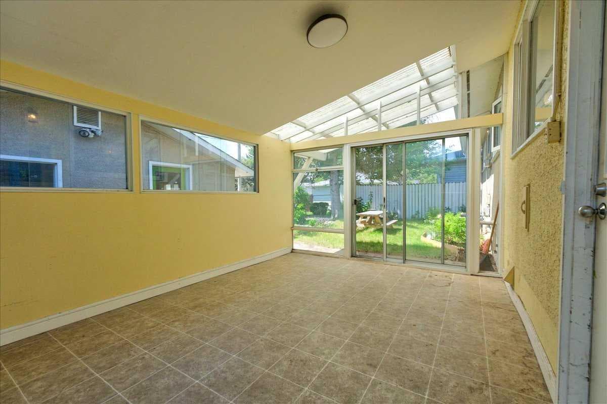 90 Armstrong Crescent SE