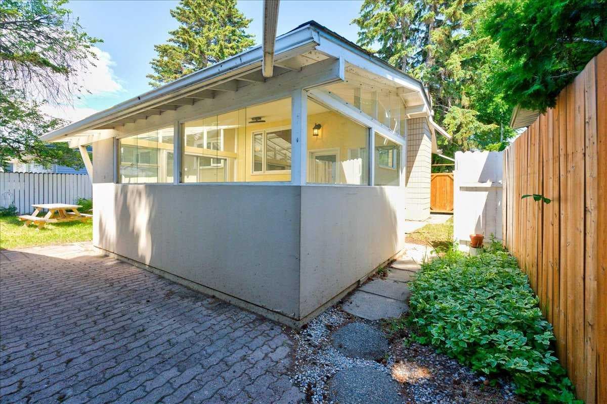 90 Armstrong Crescent SE