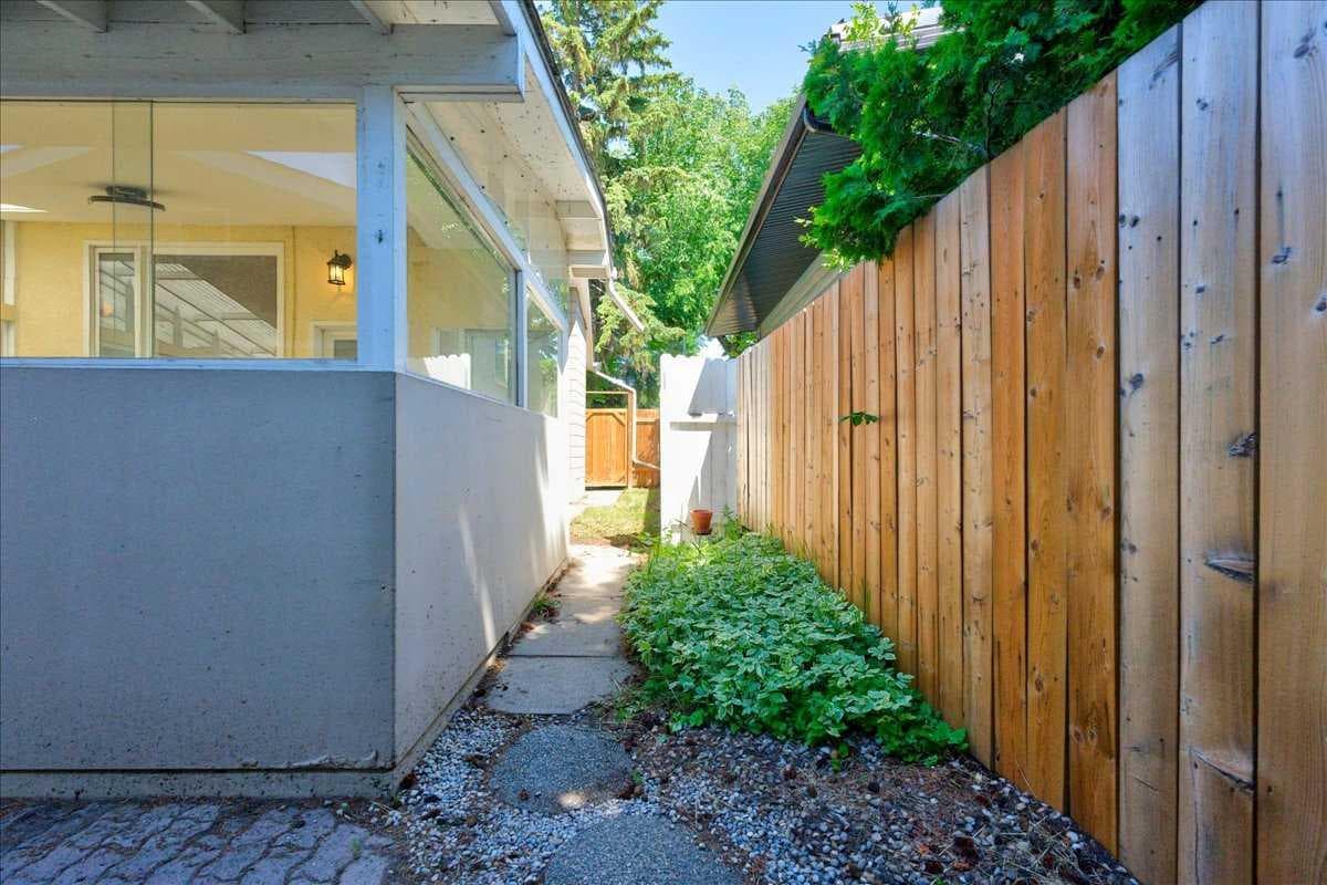 90 Armstrong Crescent SE