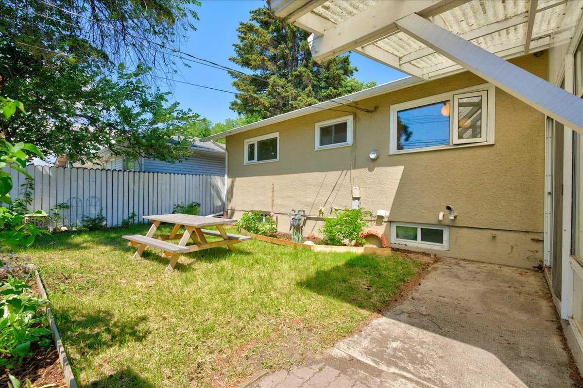 90 Armstrong Crescent SE