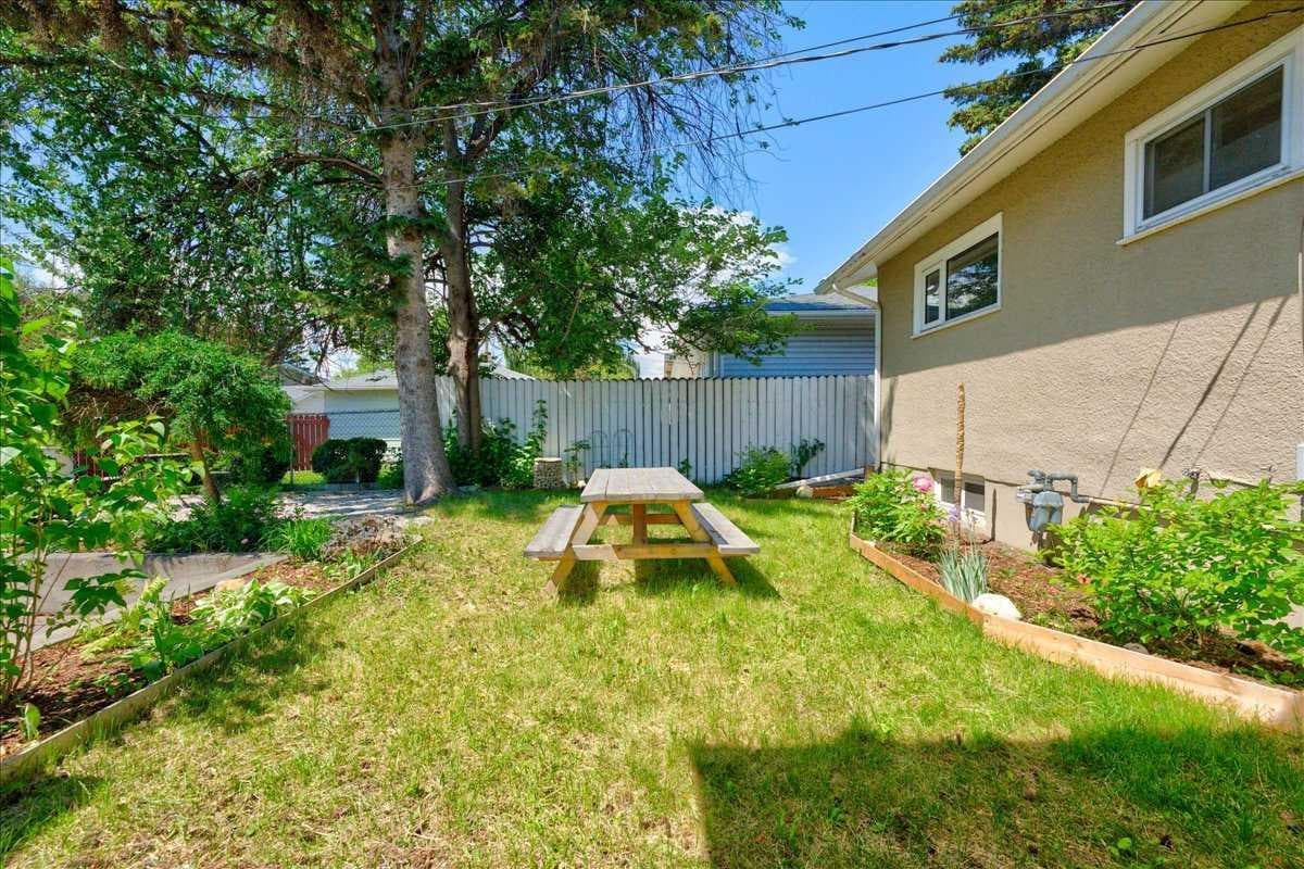 90 Armstrong Crescent SE