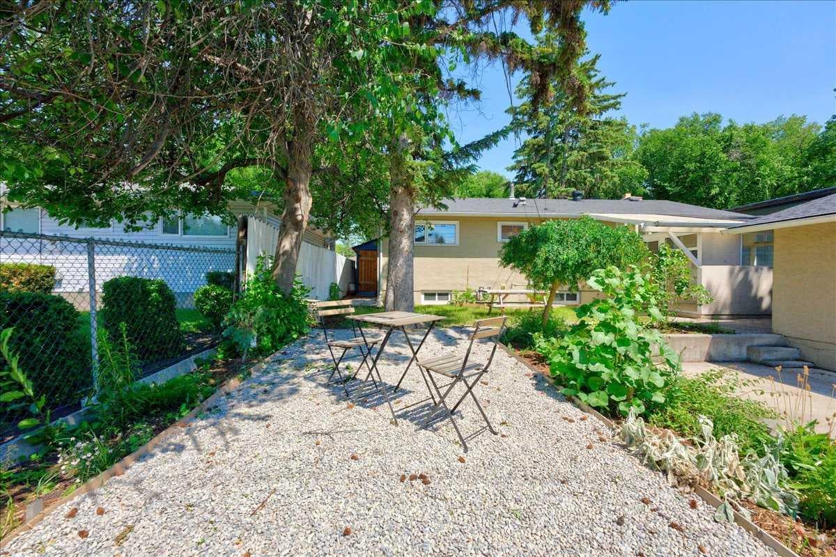 90 Armstrong Crescent SE