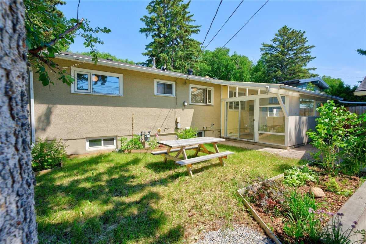90 Armstrong Crescent SE