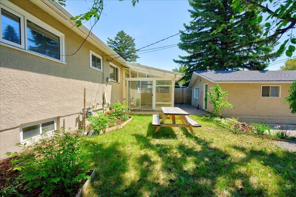 90 Armstrong Crescent SE