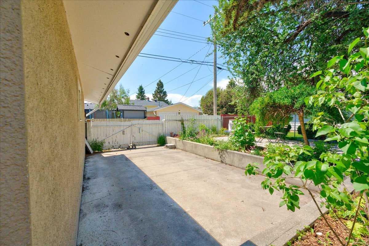 90 Armstrong Crescent SE