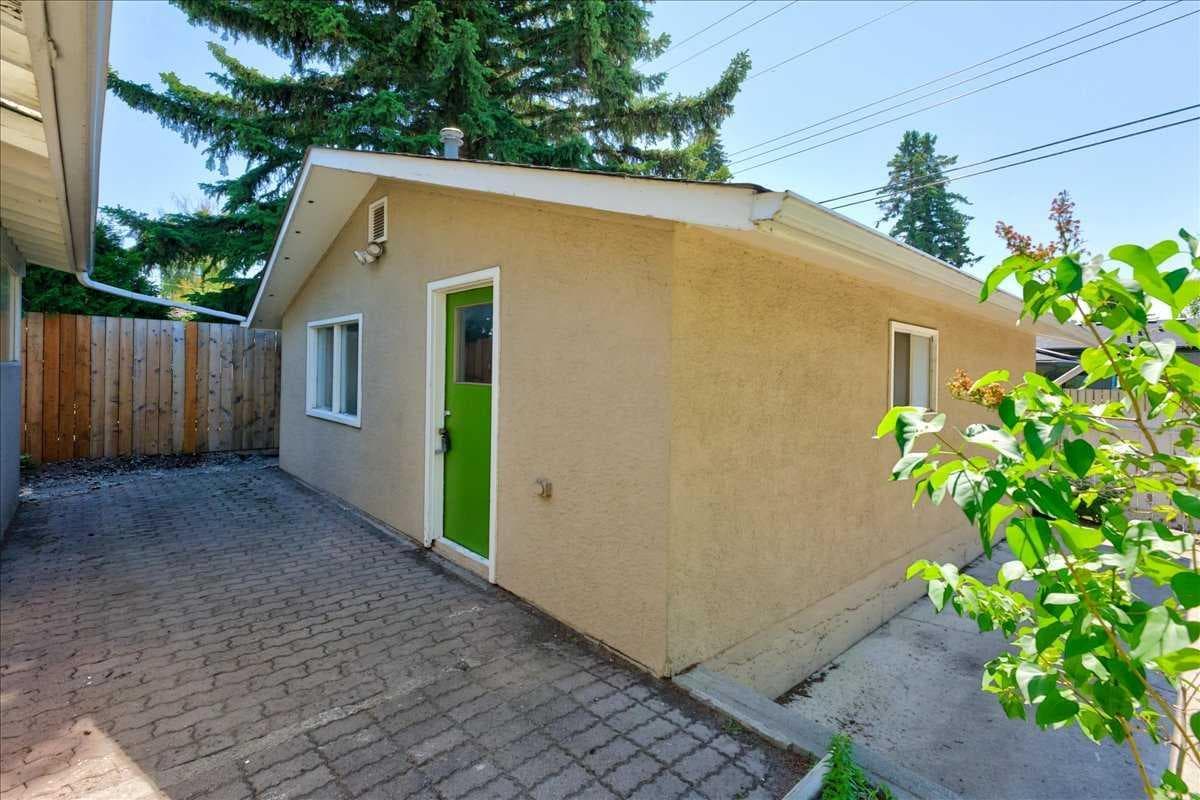 90 Armstrong Crescent SE