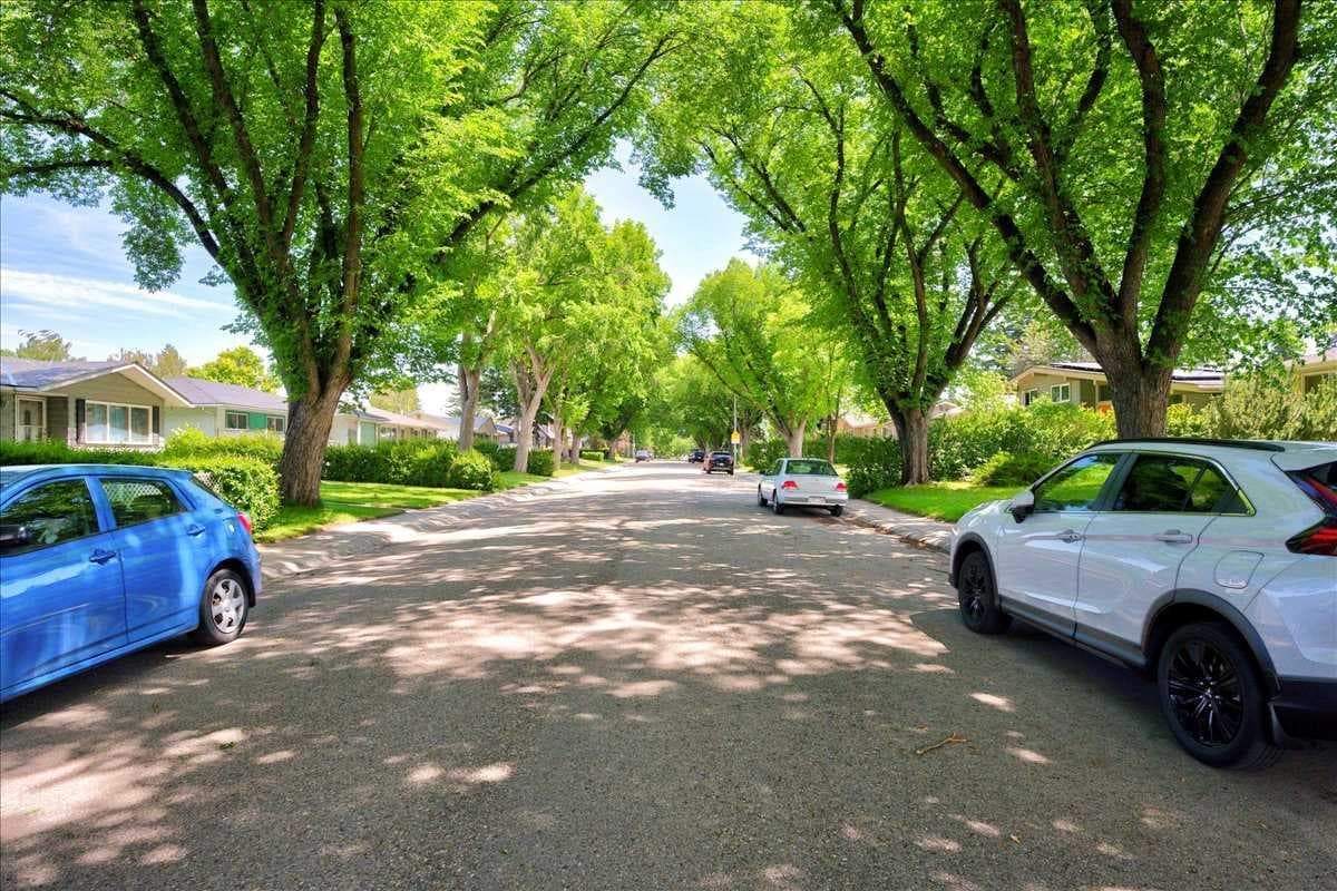 90 Armstrong Crescent SE