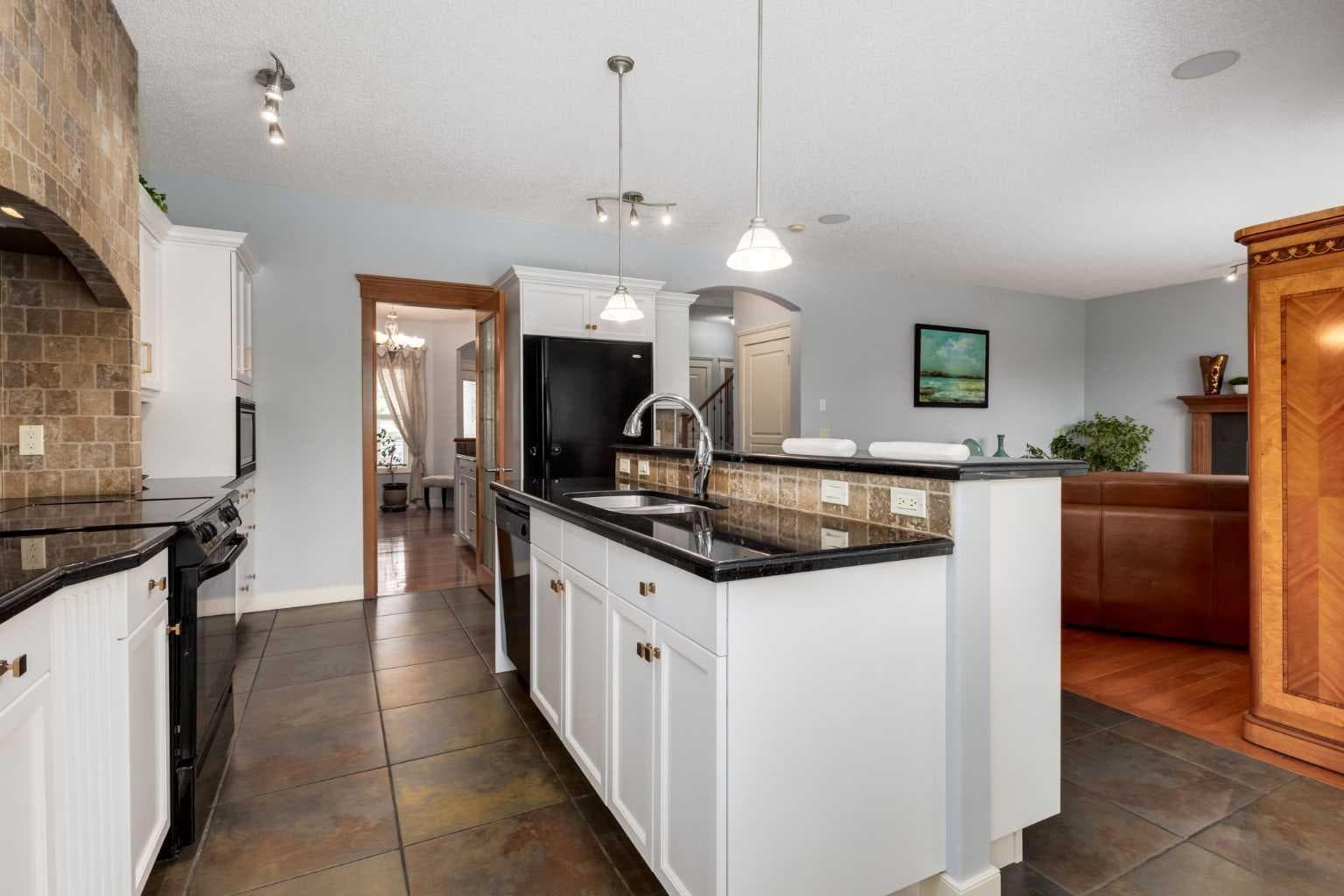 77 Royal Highland Road NW