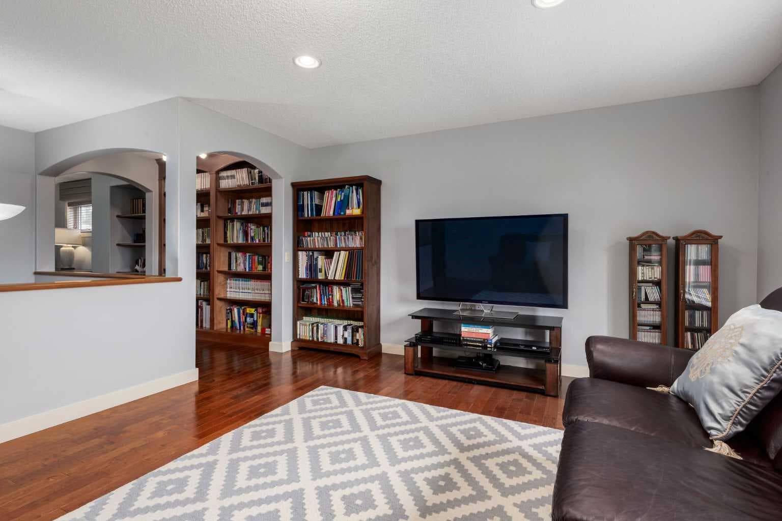 77 Royal Highland Road NW