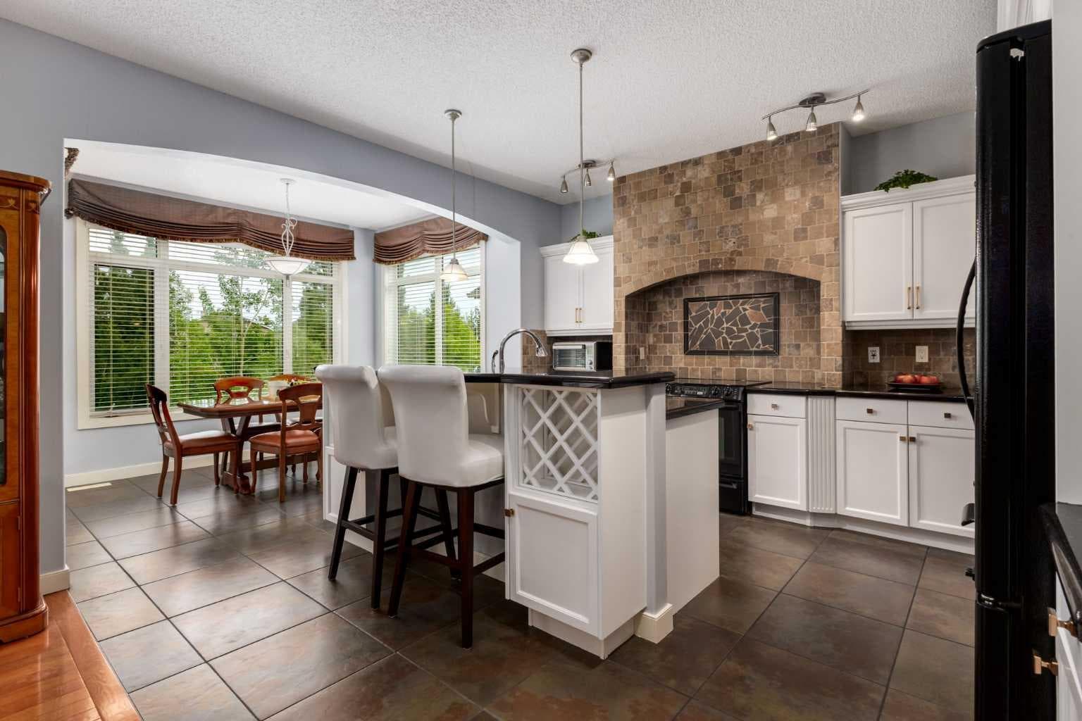 77 Royal Highland Road NW