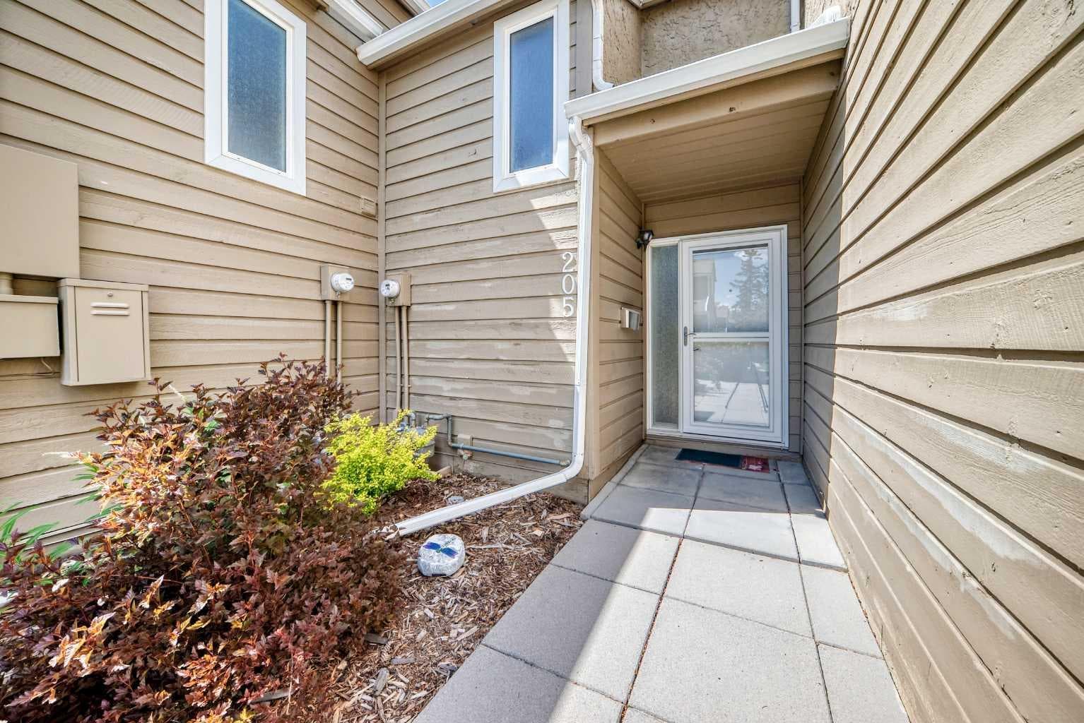 205, 829 Coach Bluff Crescent SW