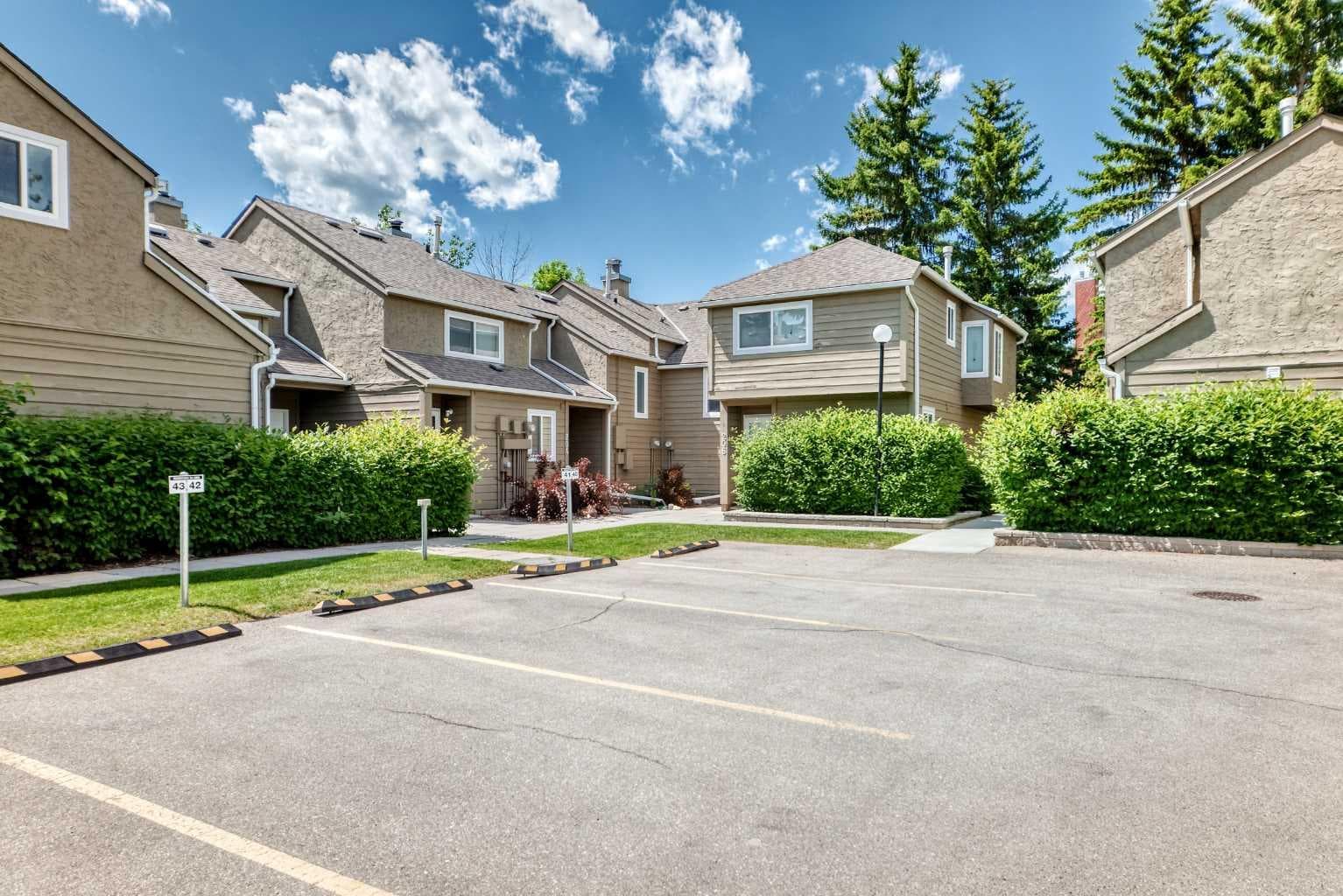 205, 829 Coach Bluff Crescent SW