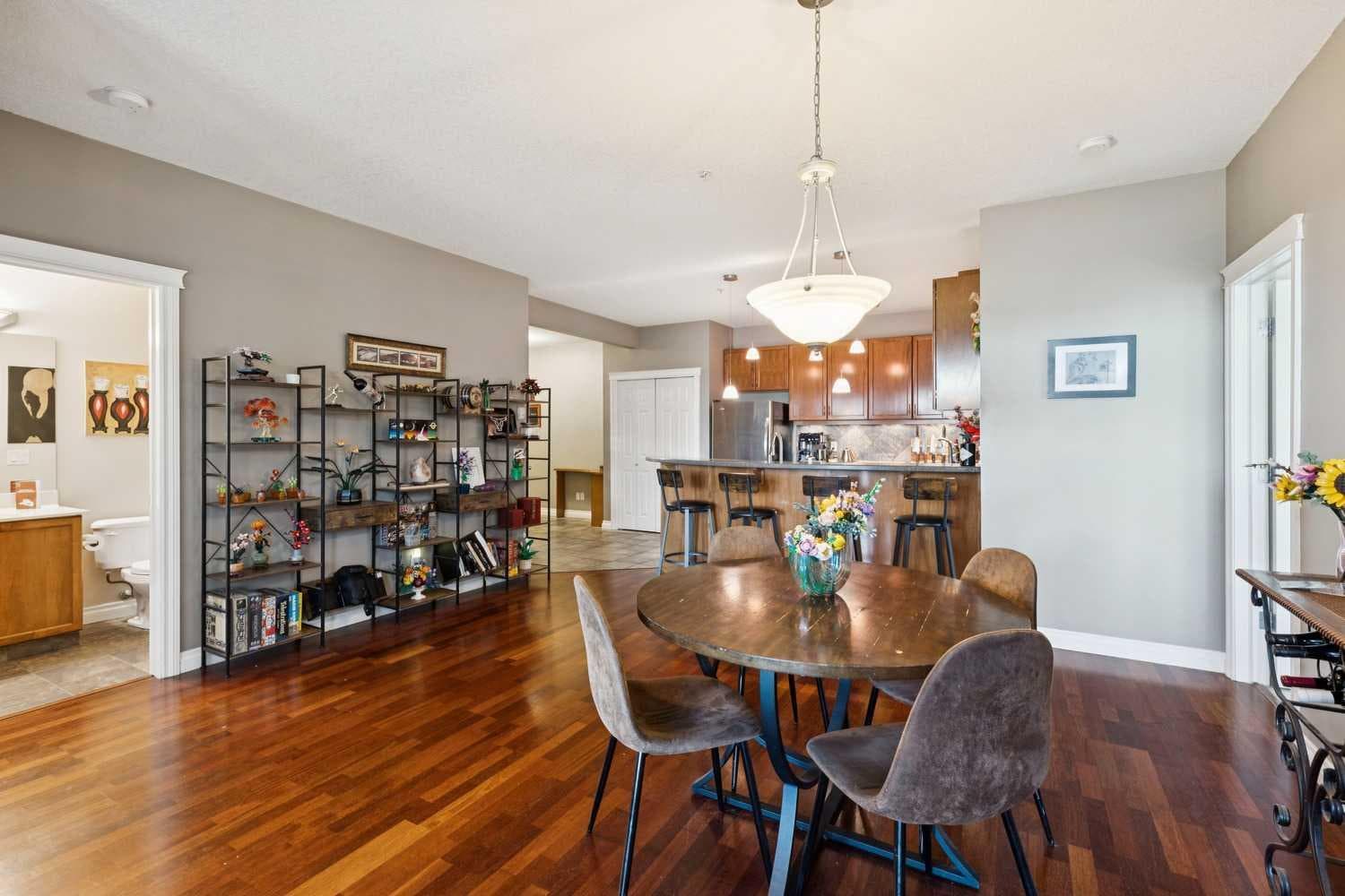 303, 10 Hemlock Crescent SW