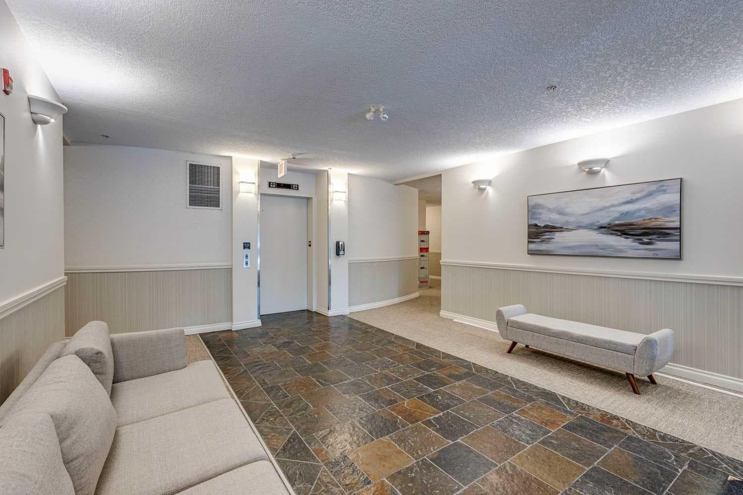 303, 10 Hemlock Crescent SW