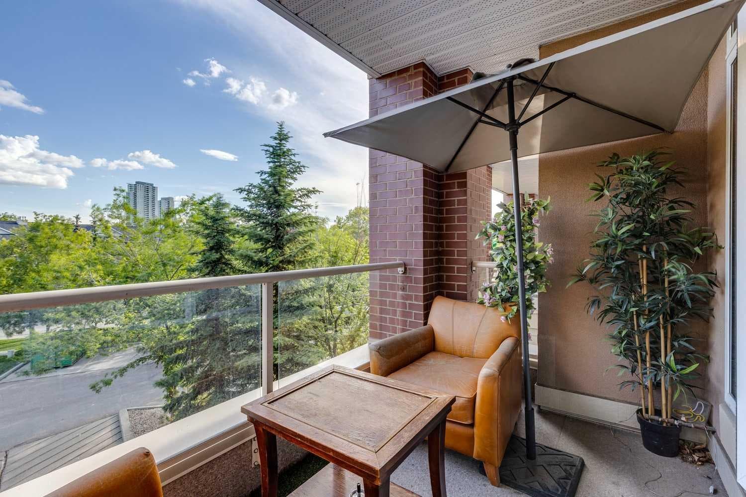 303, 10 Hemlock Crescent SW