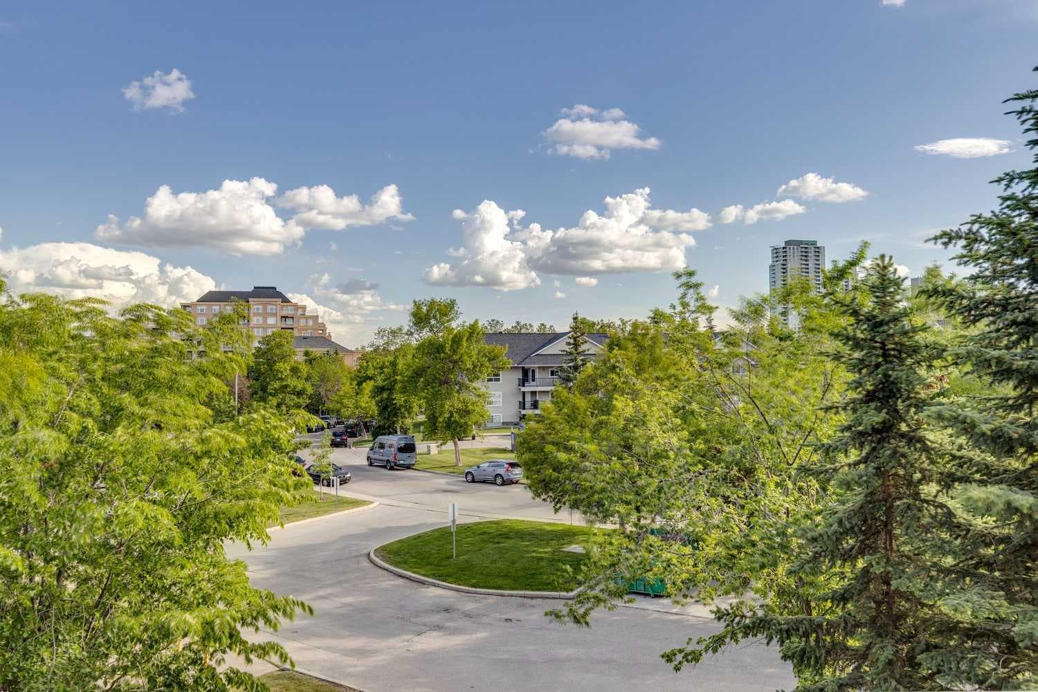 303, 10 Hemlock Crescent SW