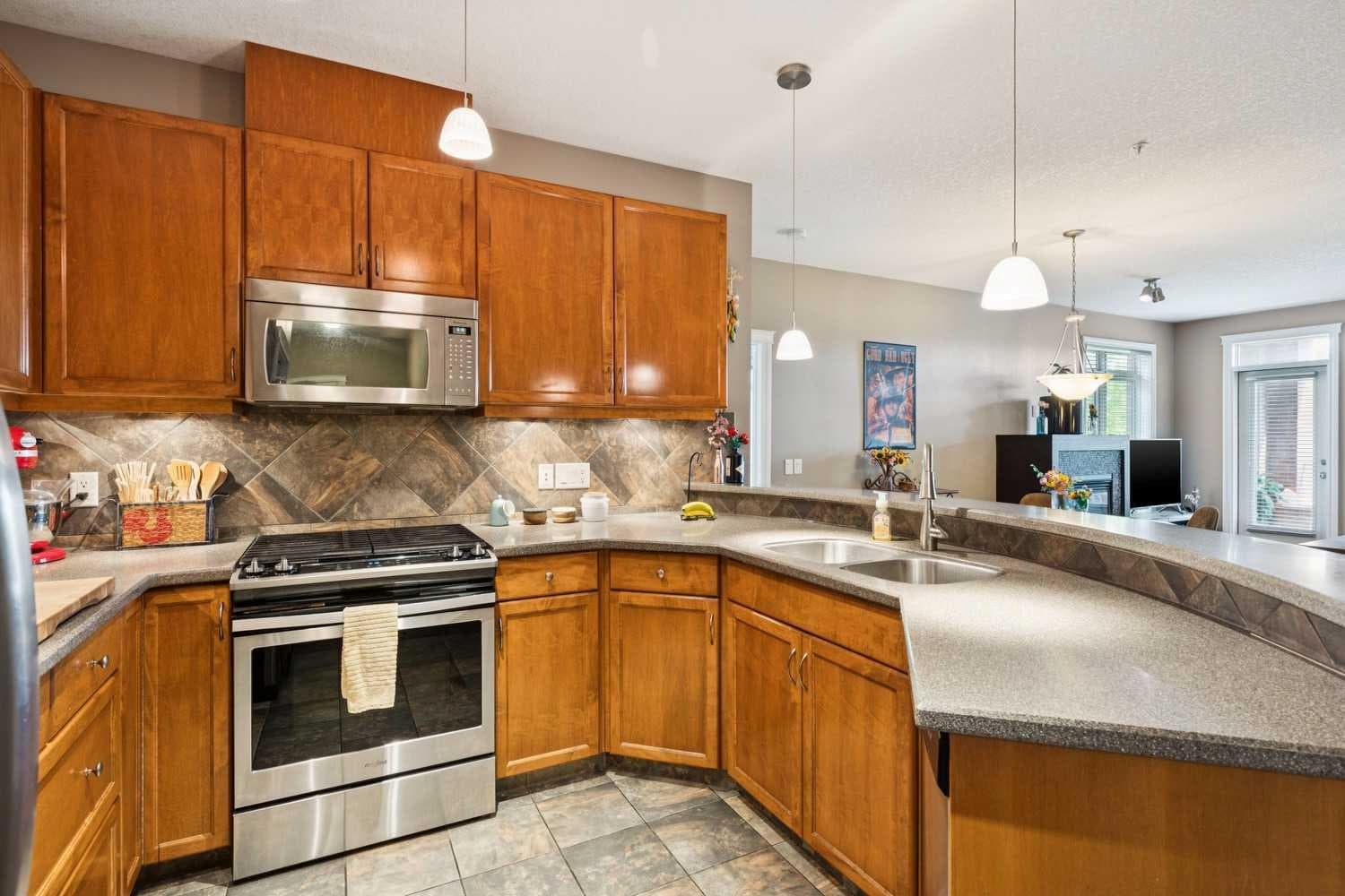 303, 10 Hemlock Crescent SW