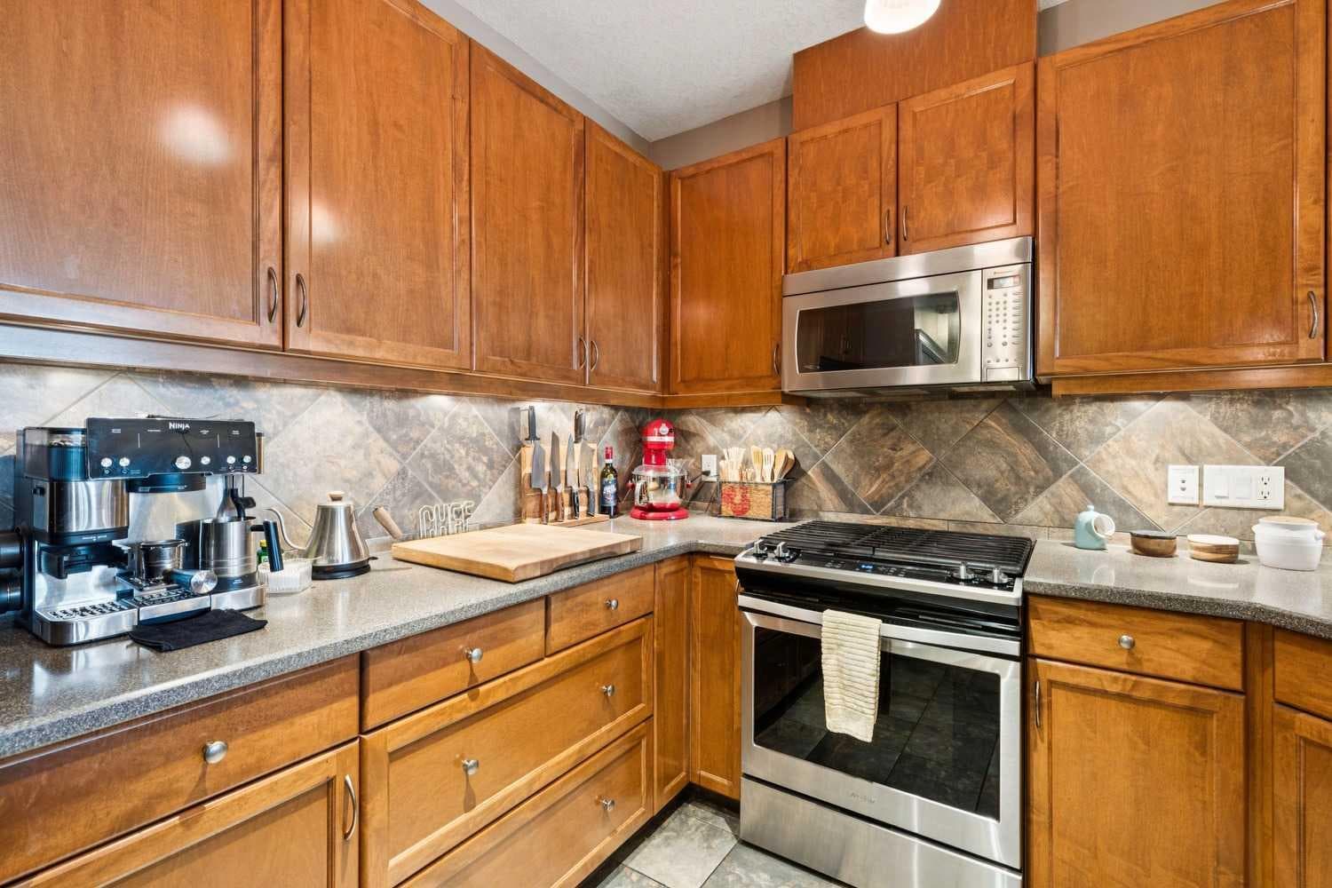 303, 10 Hemlock Crescent SW