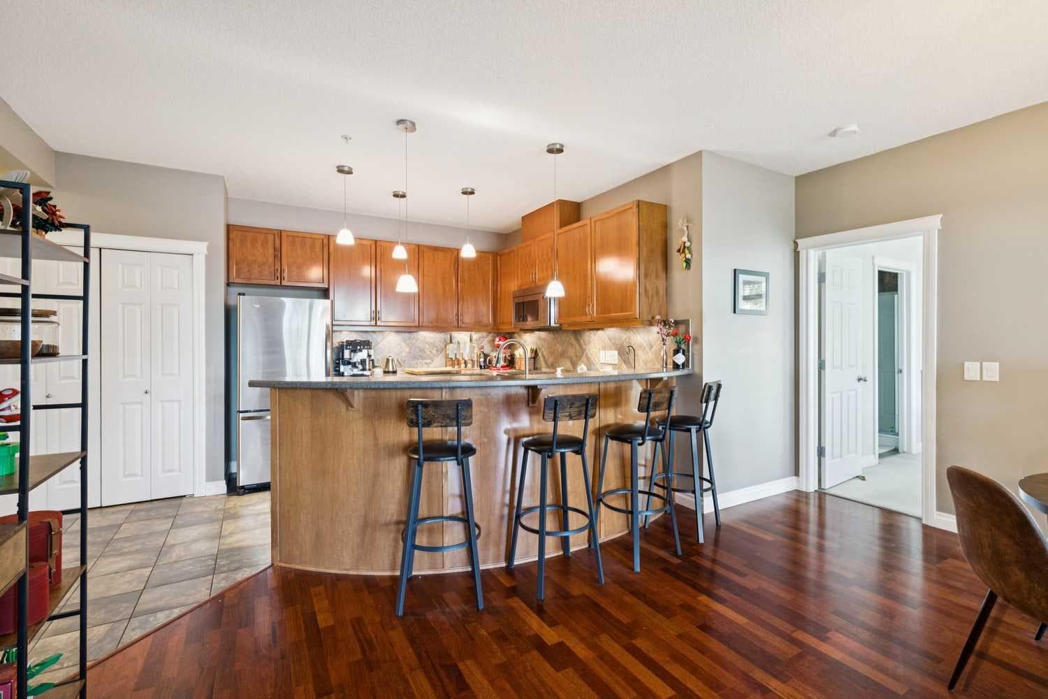 303, 10 Hemlock Crescent SW