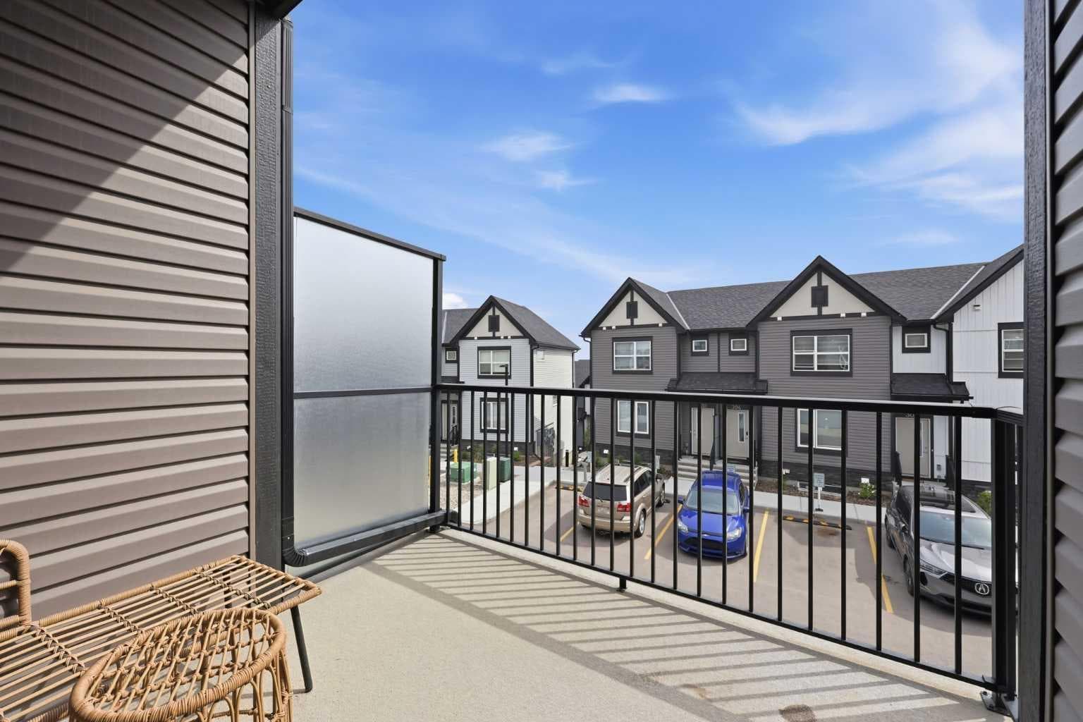 56 Evanscrest Manor NW