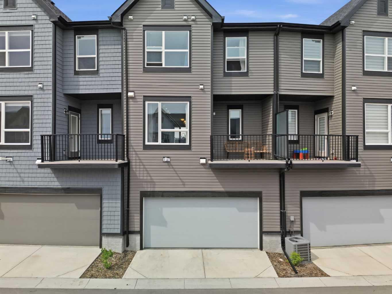 56 Evanscrest Manor NW