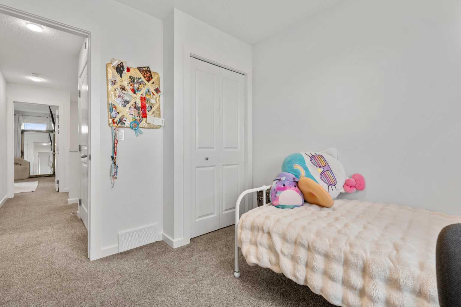 228 Livingston View NE