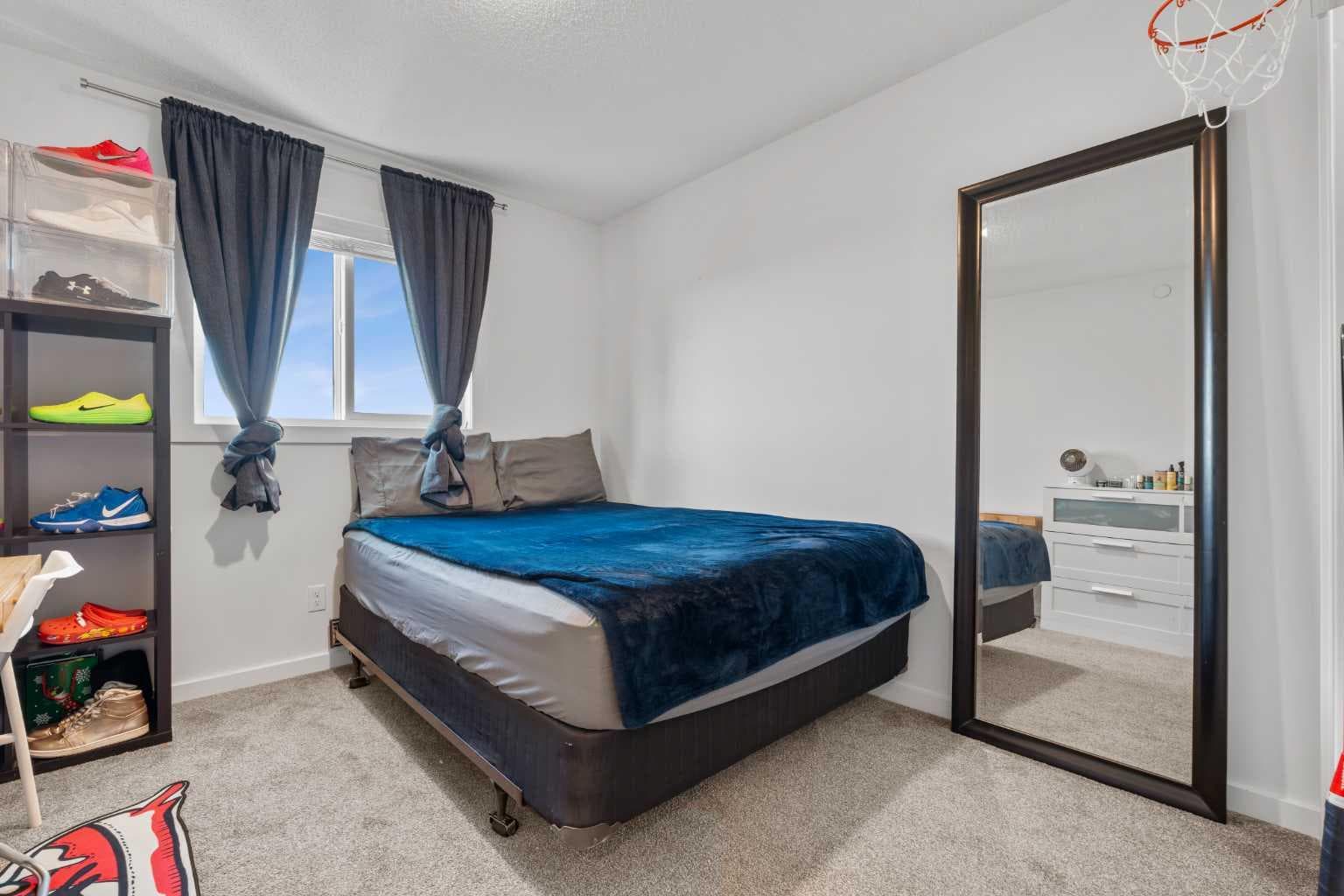 228 Livingston View NE