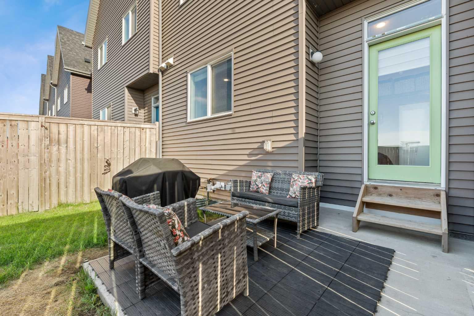 228 Livingston View NE