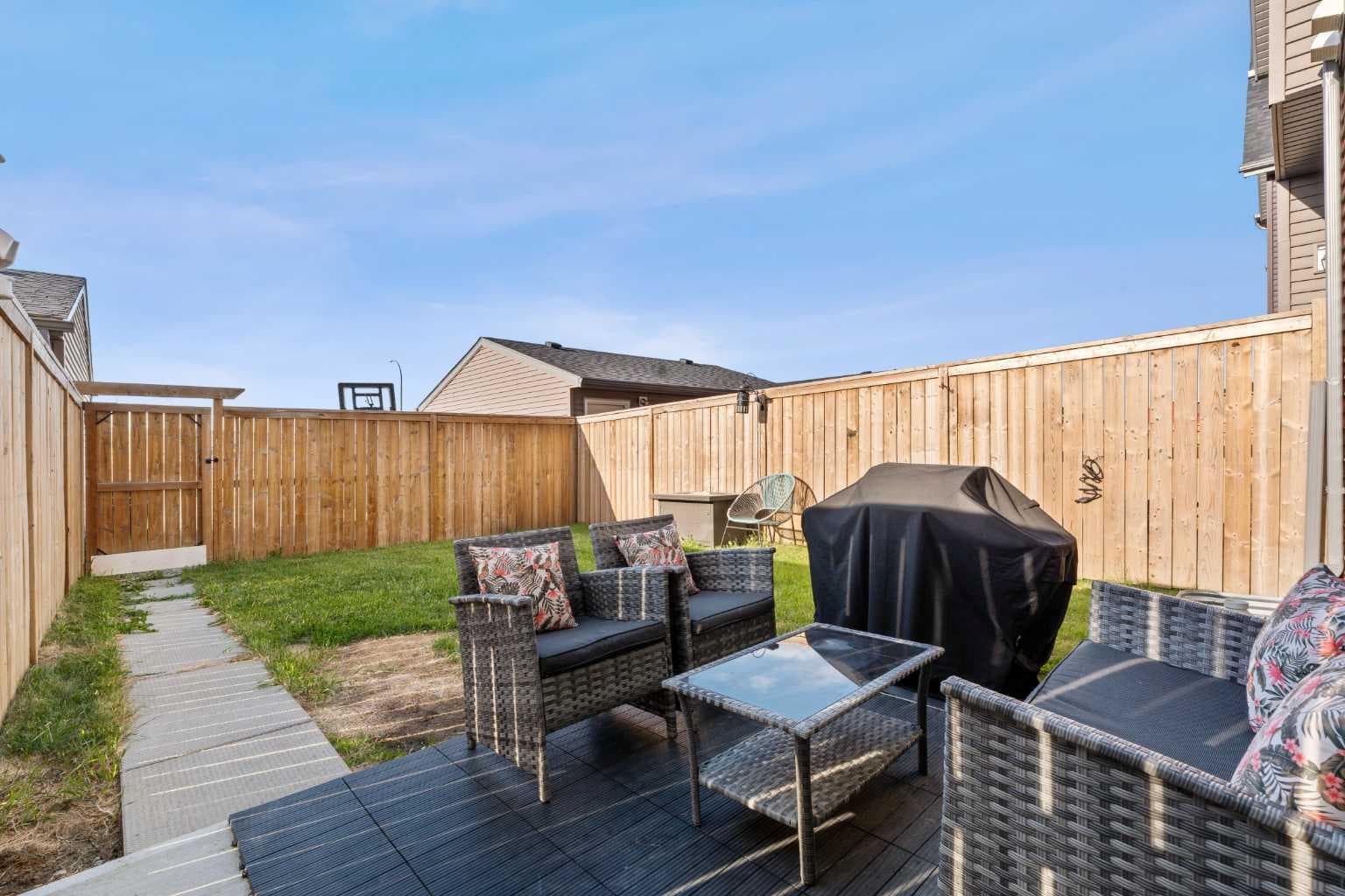 228 Livingston View NE