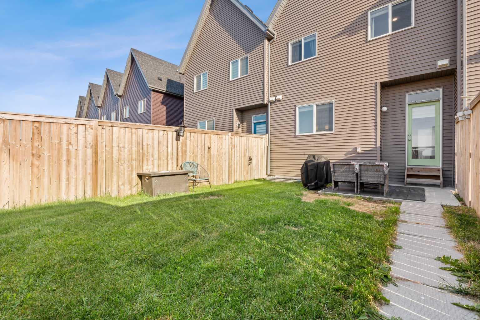 228 Livingston View NE