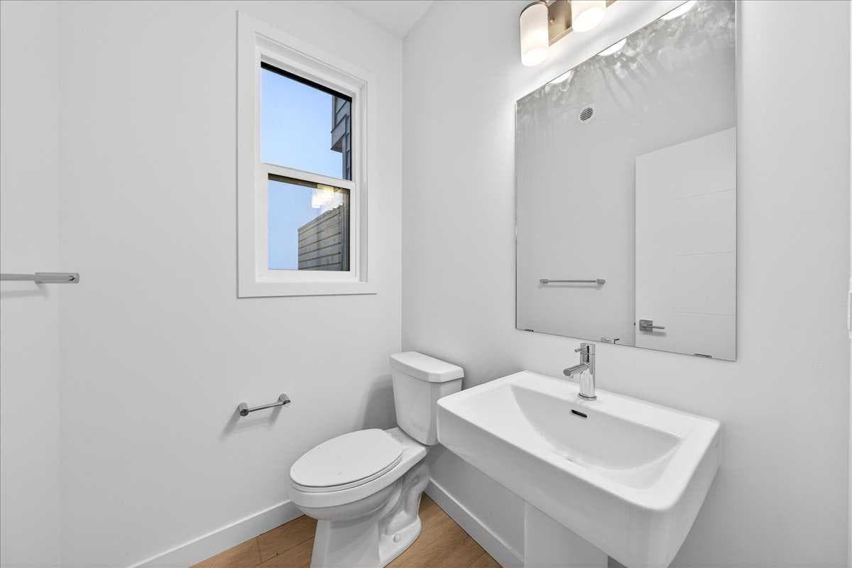 302, 30 Rochester View NW