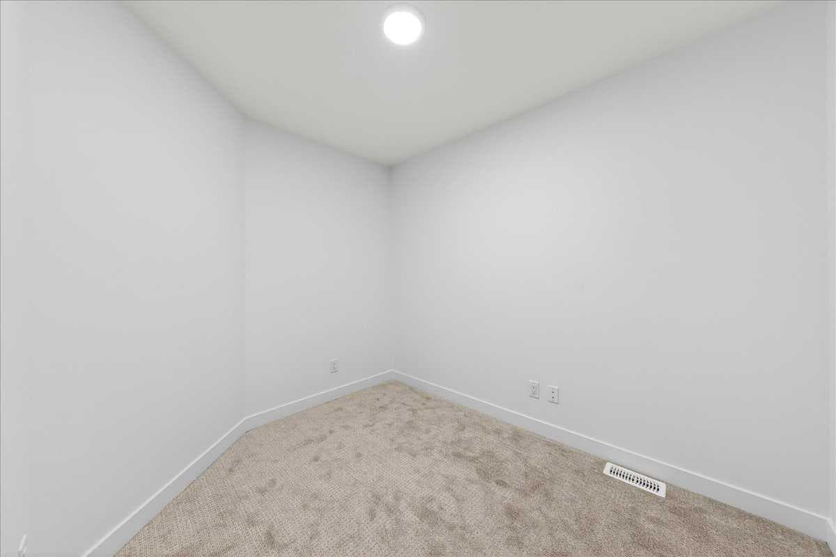 302, 30 Rochester View NW