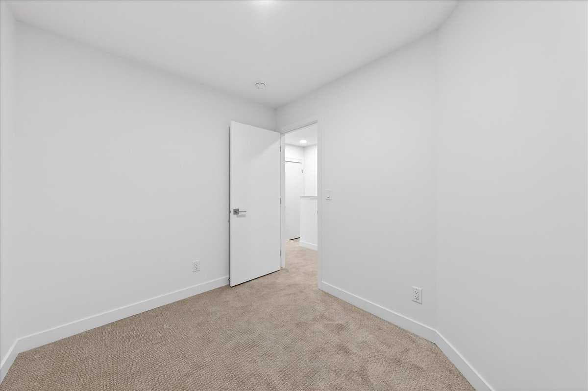 302, 30 Rochester View NW
