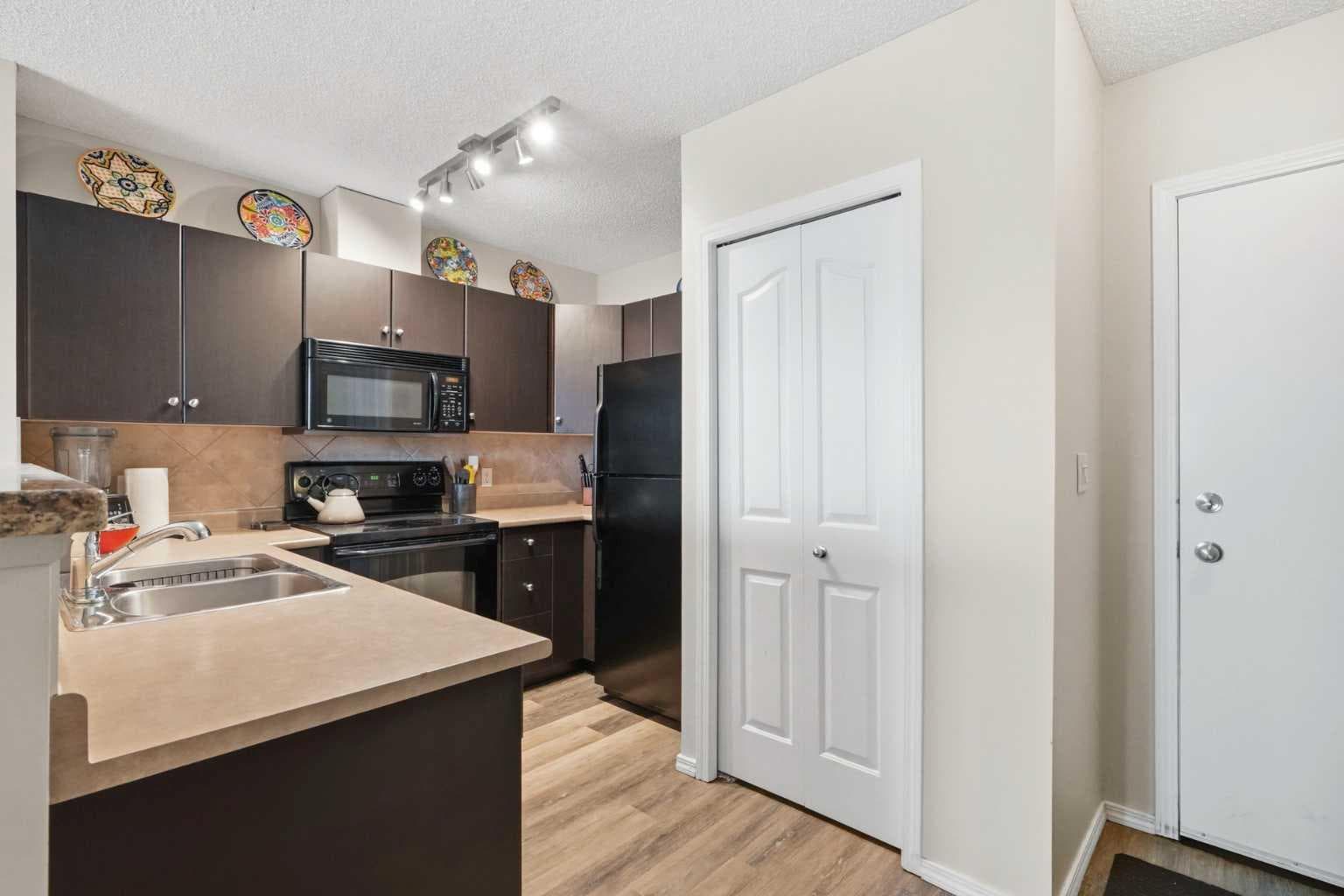 2007, 1053 10 Street SW