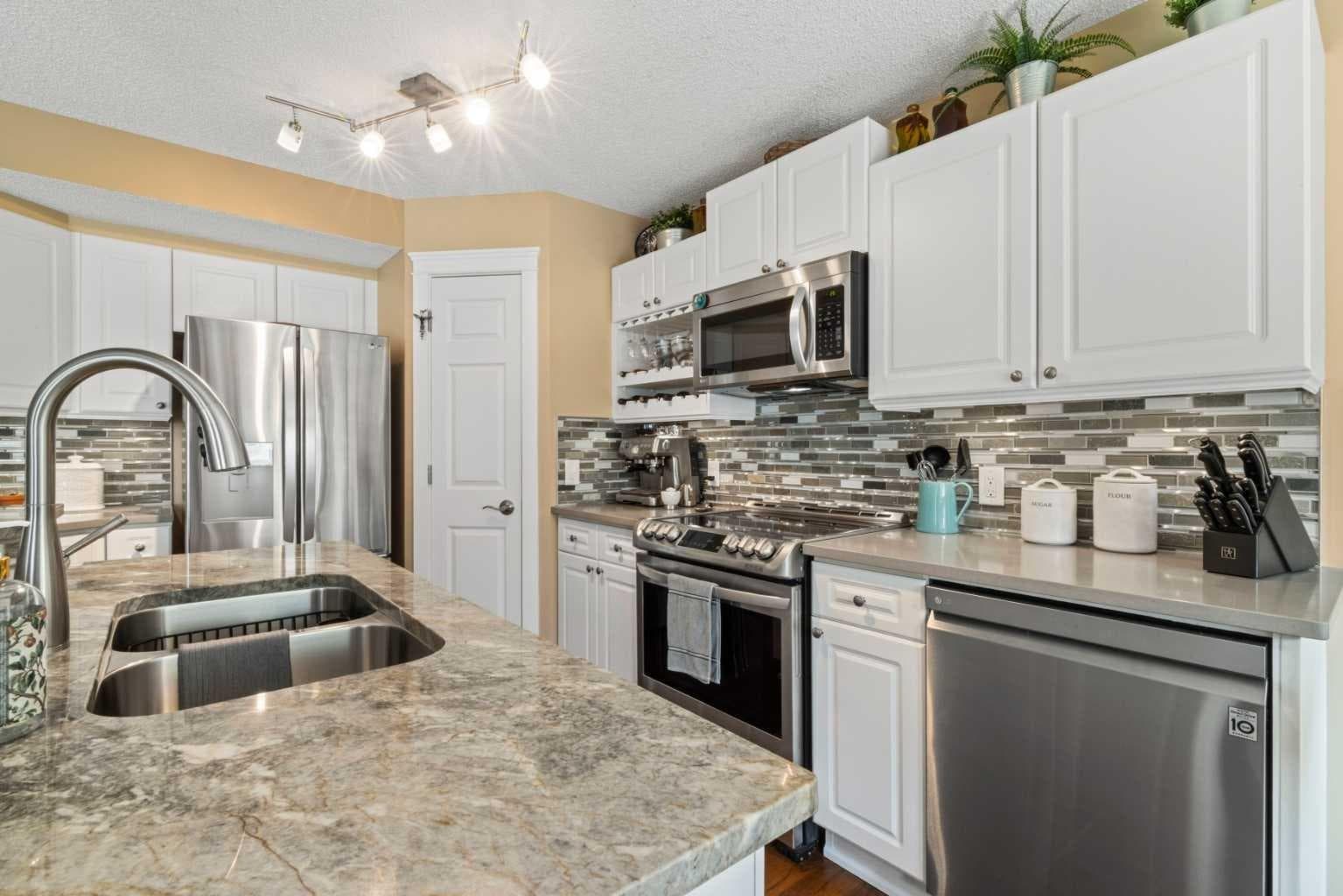 217 Douglas Glen Close SE