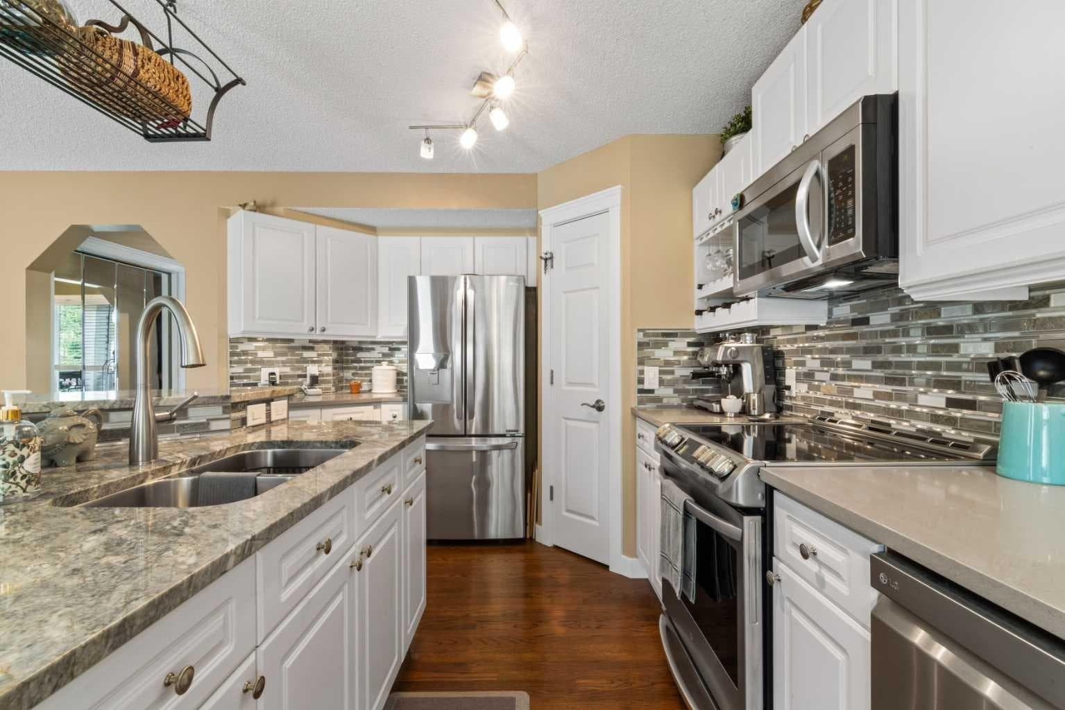 217 Douglas Glen Close SE