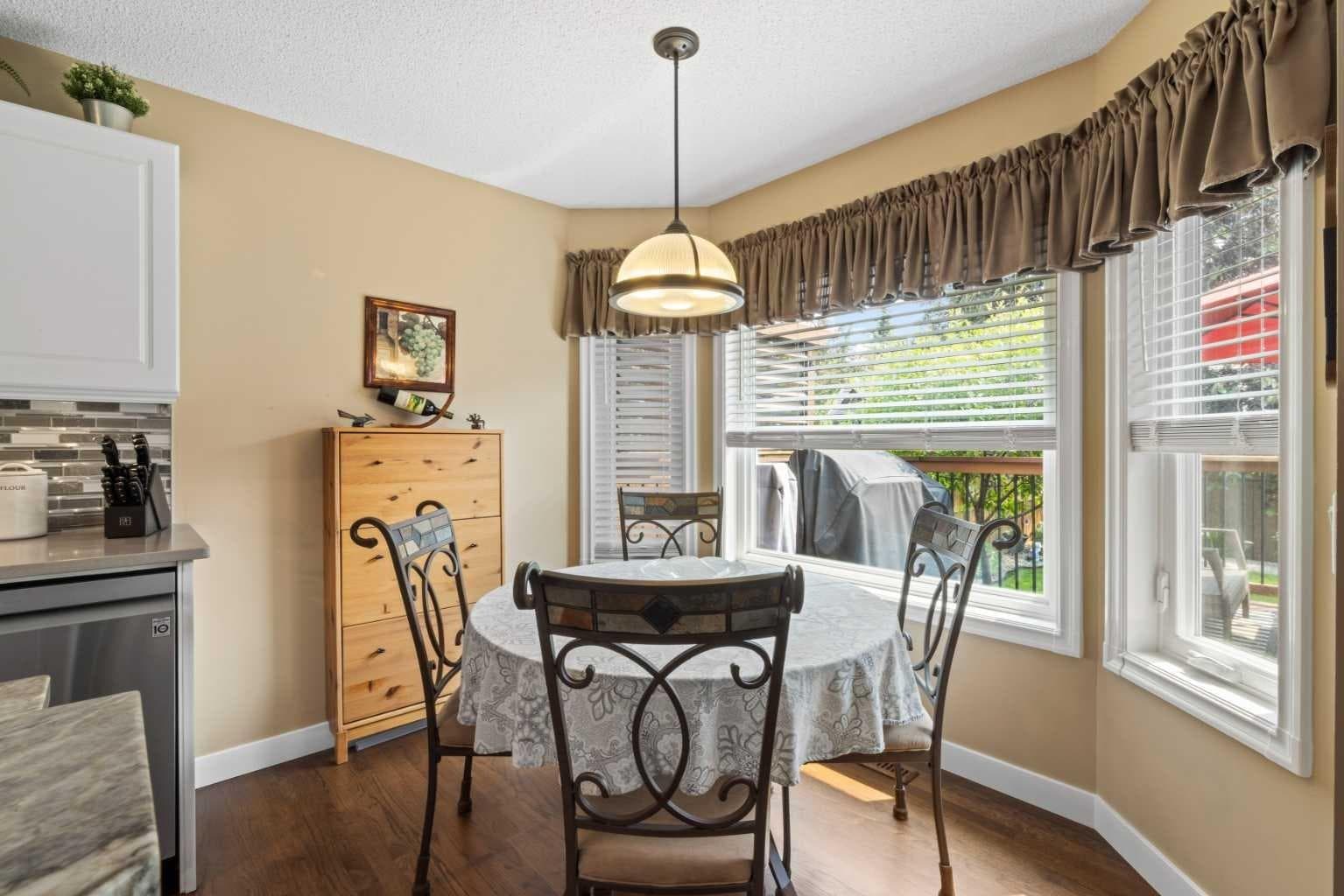 217 Douglas Glen Close SE