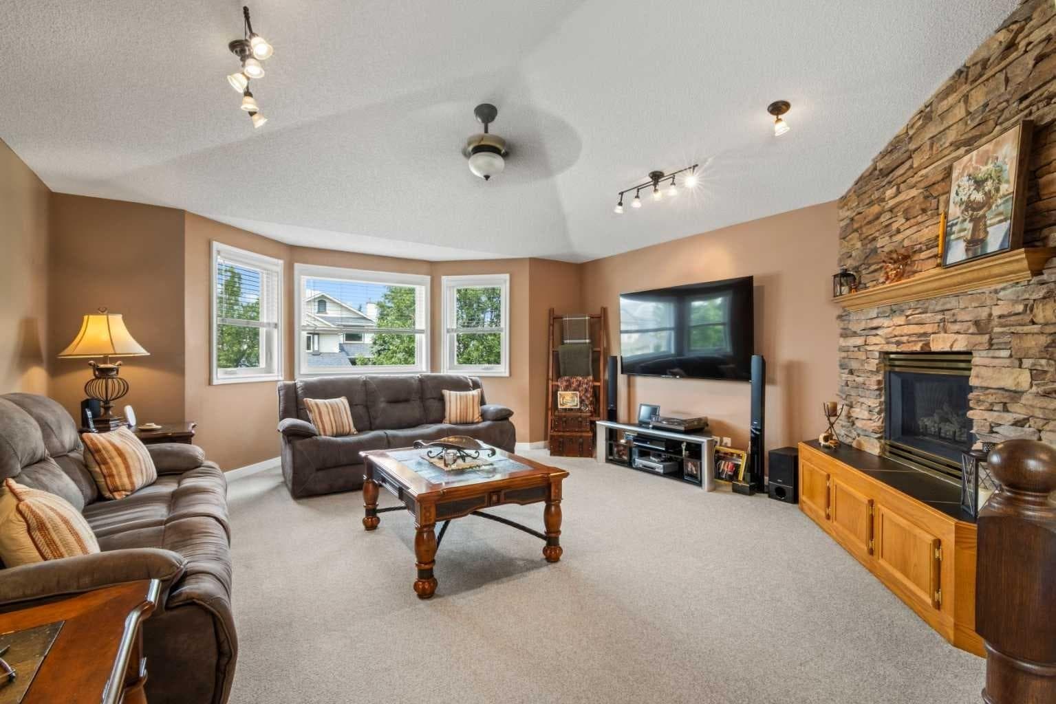 217 Douglas Glen Close SE