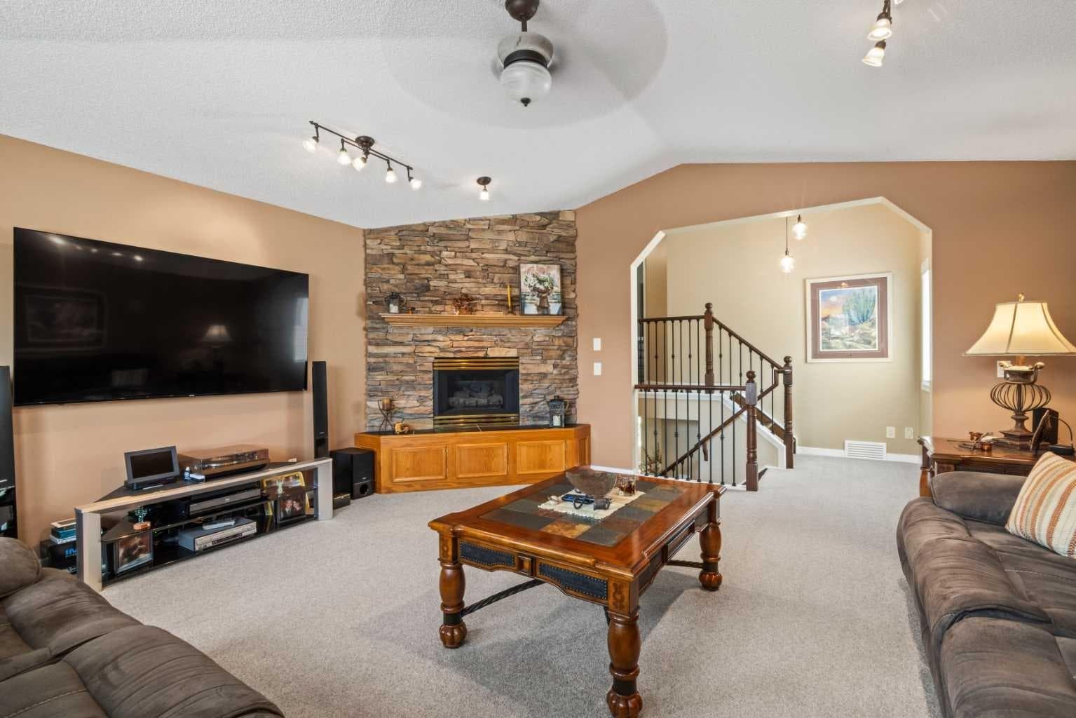 217 Douglas Glen Close SE