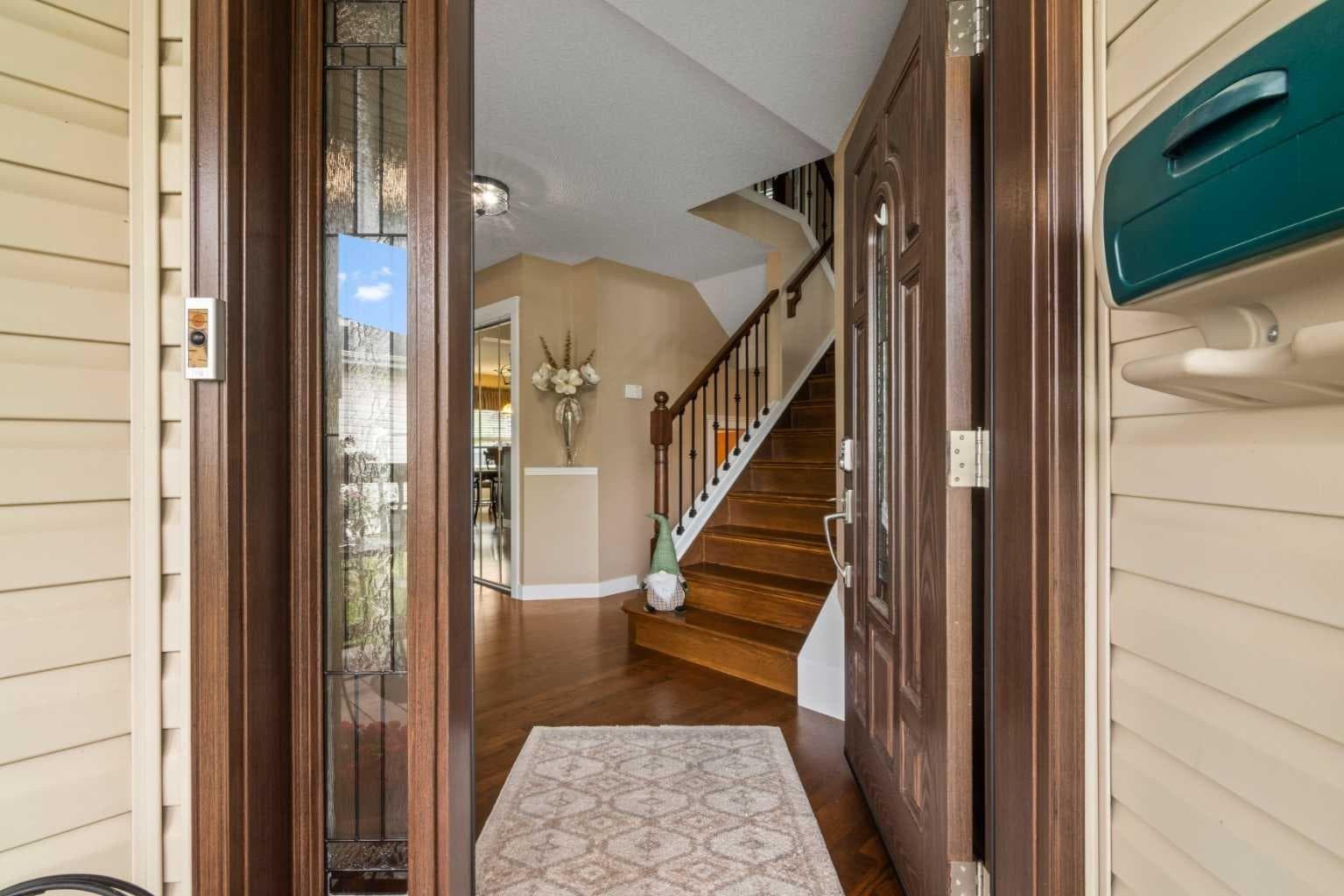 217 Douglas Glen Close SE